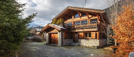 Großer Parkplatz vor dem Chalet