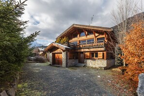 Large parking in front of chalet