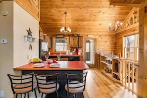 The Jarratt House's kitchen and dining area