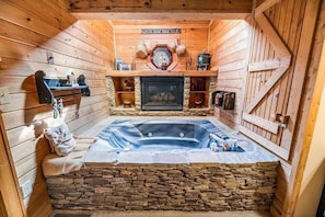 The Jarratt House's jacuzzi tub