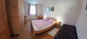 Schlafzimmer 1 mit Doppelbett, Schlafsofa und Kinderbett