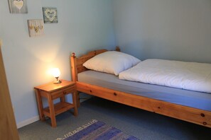 Kleines Schlafzimmer mit Einzelbett