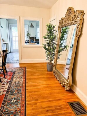 Dining Room w/ Seating for 6