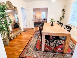 Dining Room w/ Seating for 6