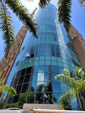 Vista frontal de la propiedad