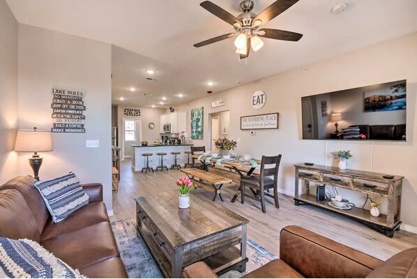 Spacious Main Level Living room