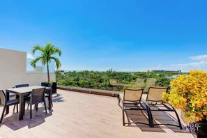The common rooftop has outdoor dining tables & sun loungers