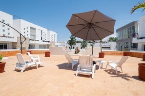 Relax by the rooftop pool – soak up the sun! Lounge chairs available