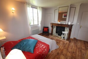 chambre double venise dans gîte de groupe au domaine Montloubier à Villeneuve de berg en sud ardèche 10 à 15 personnes