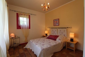 chambre double Antibe dans gîte de groupe au domaine Montloubier à Villeneuve de berg en sud ardèche 10 à 15 personnes