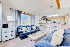 09-Surf-Or-Sound-Realty-1086-Sunset Celebration-Great Room-5