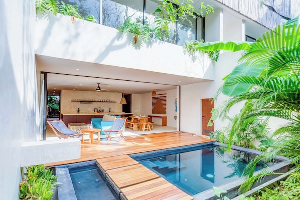 Private plunge pool & open-plan living await! Relax & unwind.