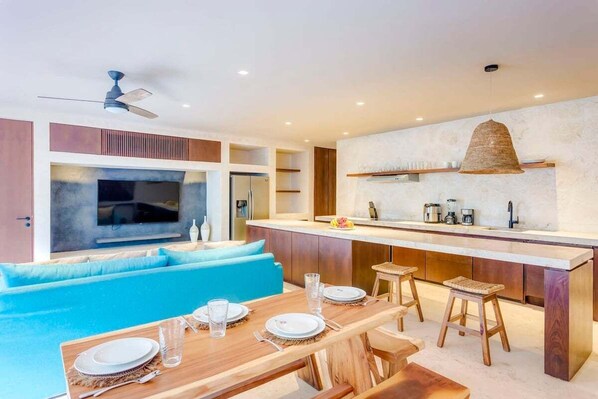 Dining for 6 at the picnic-style table & two bar stools at breakfast bar