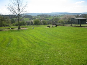 Aussicht auf den Grillplatz vom Haus auf den Nationalpark Eifel