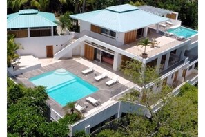 Niveau intermédiaire: Grande piscine-Salon-Cuisine