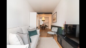 The living room has a SMART TV, a Bluetooth Speaker and high speed internet connection.
#smarttv #wifi #remotework #portugal #pt #lisbon