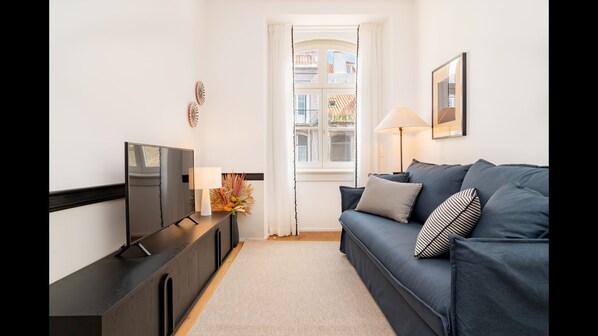 The living room has a SMART TV, a Bluetooth Speaker and high speed internet connection.
#smarttv #wifi #remotework #portugal #pt #lisbon