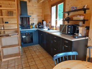 Cuisine neuve avec four et lave vaisselle intégré, plaques induction, micro-onde