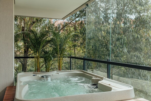 Outdoor spa tub