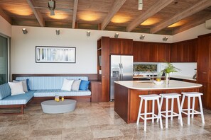 Seating unit in the corner with fully equipped kitchen and breakfast bar