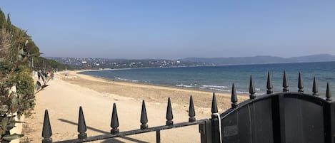 Accès privatif à la plage à 50 m du Mazet (pas de route à traverser)