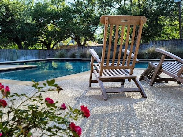 Lounge en plein air next to a crystal clear pool.