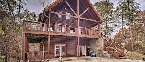 Sevierville Vacation Rental | 4BR | 3BA | 2,304 Sq Ft | Stairs Required