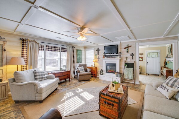 Mountain Pine Vacation Rental | 3BR | 2BA | 1,600 Sq Ft | 5 Steps to Access
