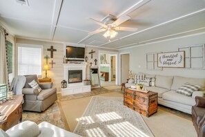 Living Room | Free WiFi | Central A/C | Smart TV | Electric Fireplace