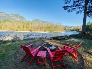 Relax  watching the gorgeous Skykomish river and mountains at River Life house.