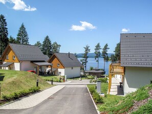 Pflanze, Wolke, Himmel, Gebäude, Eigentum, Haus, Baum, Strassenbelag, Fenster, Grundstueck