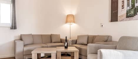 Möbel, Couch, Bilderrahmen, Tabelle, Komfort, Holz, Fenster, Beige, Gebäude, Interior Design