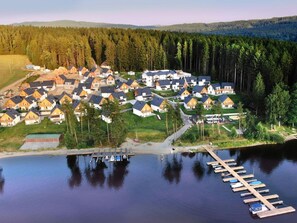 Wasser, Pflanze, Natürliche Landschaft, Natürlichen Umgebung, Azurblau, Baum, Gebäude, See, Himmel, Wasserlauf