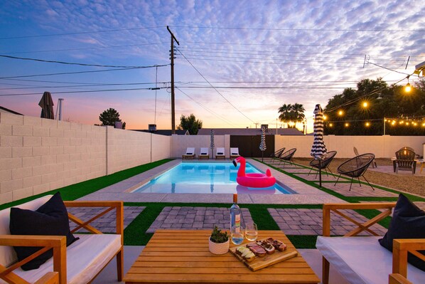 Welcome to Paradise! Casa Del Wilshire's back yard is a vacationers dream.