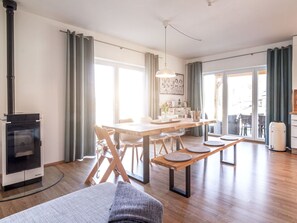 Tabelle, Möbel, Fenster, Holz, Interior Design, Gebäude, Wohnzimmer, Fussboden, Halle