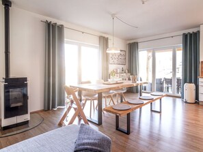 Table, Meubles, Fenêtre, Bois, Design Intérieur, Bâtiment, Salon, Sol, Salle