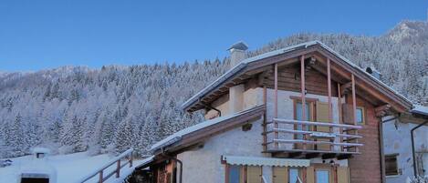 Außenseite Ferienhaus [Winter]