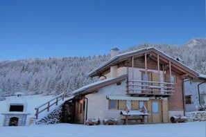 Außenseite Ferienhaus [Winter]