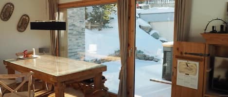 sala da pranzo con vista sul terrazzo