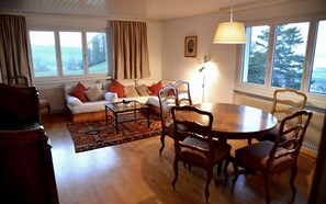 living room with plenty of space (table can be enlarged for up to 12 people)