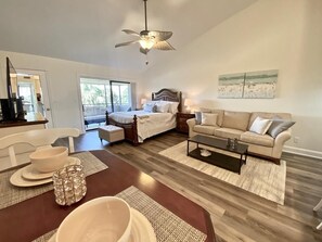 High Elevated Ceilings.Queen Bed + Queen Pull out sofa bed. Ample space.