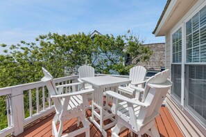 L06: Morning Brew | Top Level Sun Deck