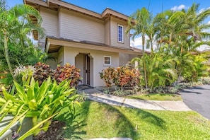 Walk up to property (1)