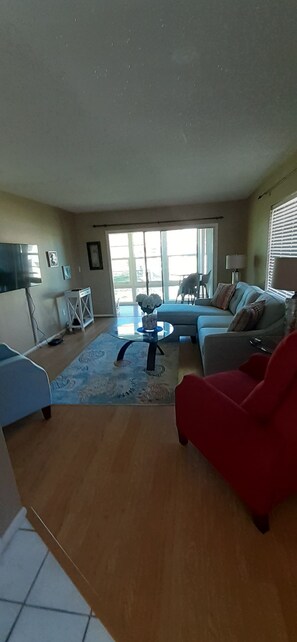 Bright, cheerful living room with two recliners!!

