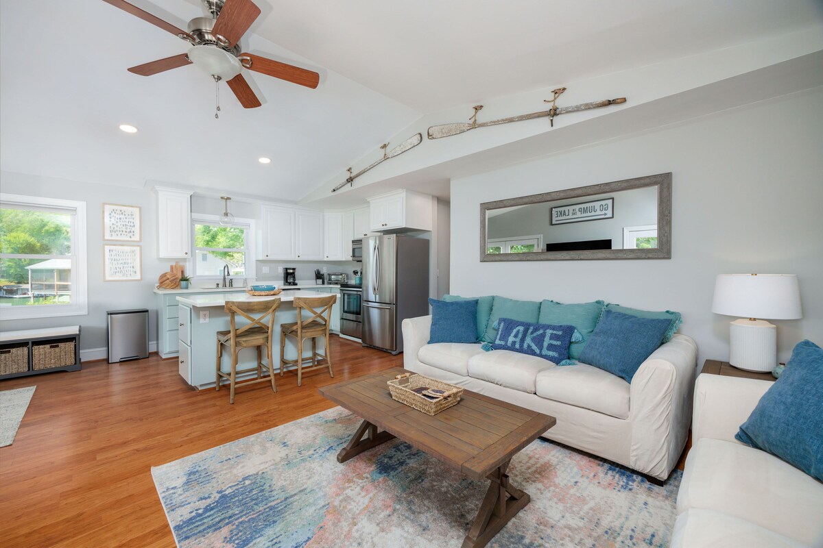 Lakefront 3BR home with hot tub, fire pit and private dock