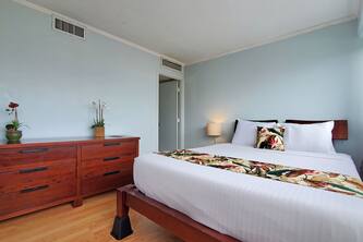 Waikiki 1 Bedroom w/Pool A/C & Free Parking