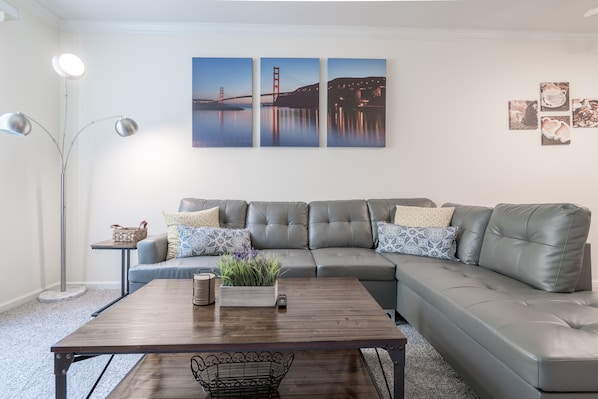 Welcome to my remodeled 1BR condo in a gated community w/ gym, pool, hot tub!