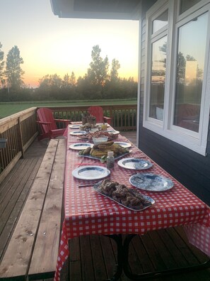 Outdoor picnic table 