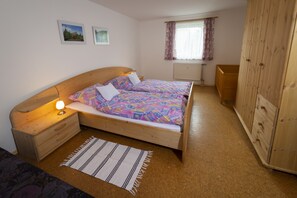 Schlafzimmer 1 mit Doppelbett, Schlafsofa und Kinderbett