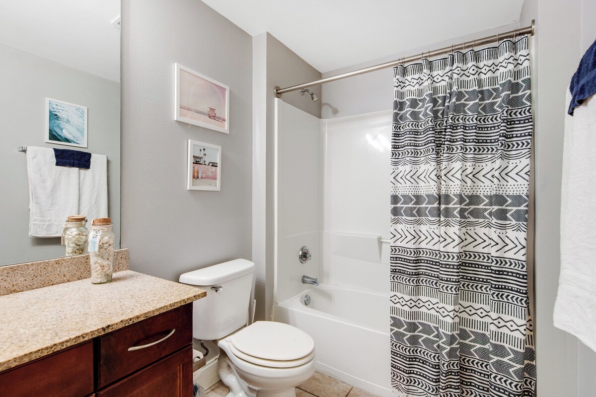 Gulf Views Plus 5 Pools & Fitness Center; 3 Minutes to Beach: Sleeps 6